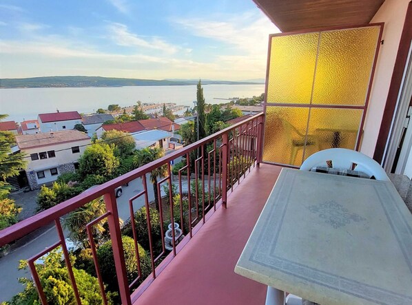 Outdoor dining - Sleek and Serene Rooms Crikvenica - Classic Double room with Balcony and Sea View (Crikvenica)