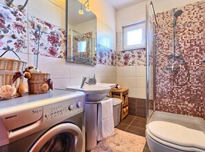 Douche, séchoir à cheveux, serviettes fournies