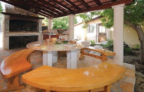 Outdoor dining - Picturesque Escape Holiday Home with Pool and Sauna - Four Bedroom Holiday Home with Sauna and Pool (Kastel Novi)