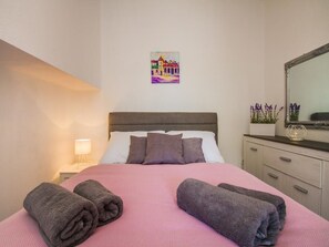 2 chambres, fer et planche à repasser, Wi-Fi, draps fournis