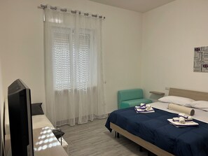 1 bedroom, bed sheets