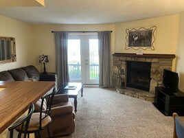 Apartamento Deluxe, vistas al lago | Zona de estar | Smart TV de 43 pulgadas con canales por satélite, un reproductor de DVD