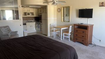 Iron/ironing board, free WiFi, bed sheets