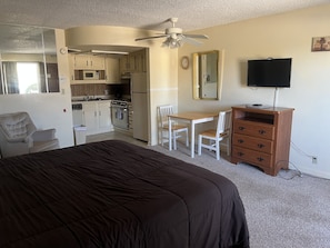 Standard Studio | Iron/ironing board, free WiFi, bed sheets - The Lodge (Bridgeport)