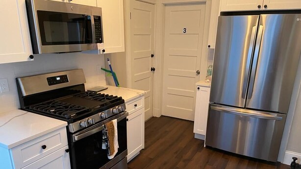 A kitchen with a stainless steel stove, oven, microwave, and refrigerator. - Homestay In Fields Corner Area Boston (Boston)