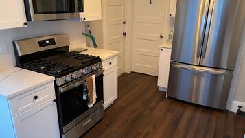 Full-size fridge, microwave, oven, stovetop