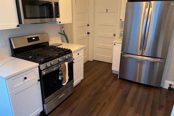 Full-size fridge, microwave, oven, stovetop