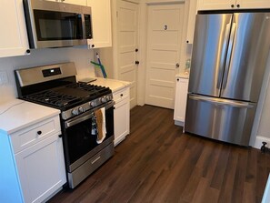 Full-sized fridge, microwave, oven, stovetop - Homestay In Fields Corner Area Boston (Boston)