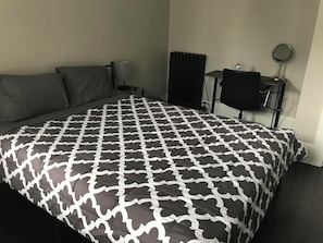 غرفة مزدوجة عادية | مكتب ومساحة عمل للكمبيوتر المحمول وواي فاي مجانًا