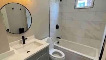 Phòng 3, phòng tắm dùng chung (2.2) | Phòng tắm | Xà phòng, dầu gội, giấy vệ sinh