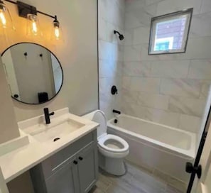 Chambre Triple, salle de bains commune (2.2) | Salle de bain | Savon, shampoing, papier toilette