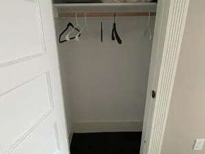 Escritorio, espacio para trabajar con laptop y wifi gratis 