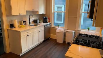 Grand réfrigérateur, micro-ondes, four, plaque de cuisson