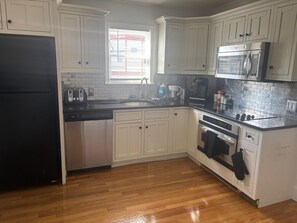 Täysikokoinen jääkaappi, mikroaaltouuni, uuni, liesi