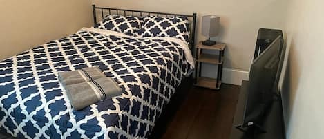 Skrivebord, skrivebord for bærbar PC og wi-fi (inkludert)