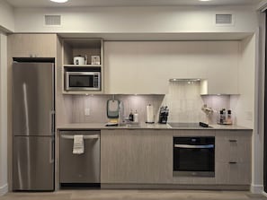 Køleskab, mikrobølgeovn, ovn, kogeplade