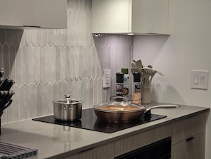 Kühlschrank, Mikrowelle, Ofen, Herdplatte