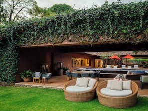 Luksushus, privat basseng, utsikt mot innsjø | Terrasse/patio