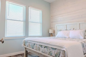 4 bedrooms, WiFi, bed sheets - Sanding Ovations - Private Pool - Beach Views (Port Aransas)