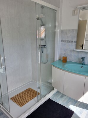 Dusche, Haartrockner, Seife, Toilettenpapier