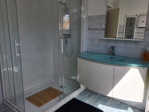 Dusche, Haartrockner, Seife, Toilettenpapier