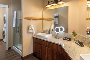 Shower, hair dryer, towels - Modern one bedroom in quiet lakeside retreat near wineries, dock, boats and more! (Zillah)
