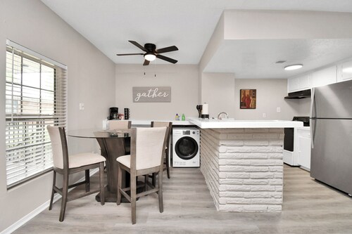 Chic 1-bedroom with WiFi and Washer/Dryer in superb Heights 