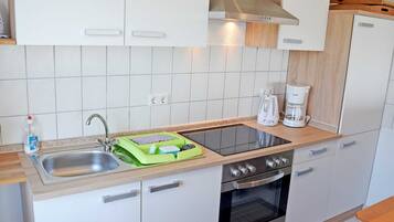 KĂŒhlschrank, Mikrowelle, Ofen, Herdplatte