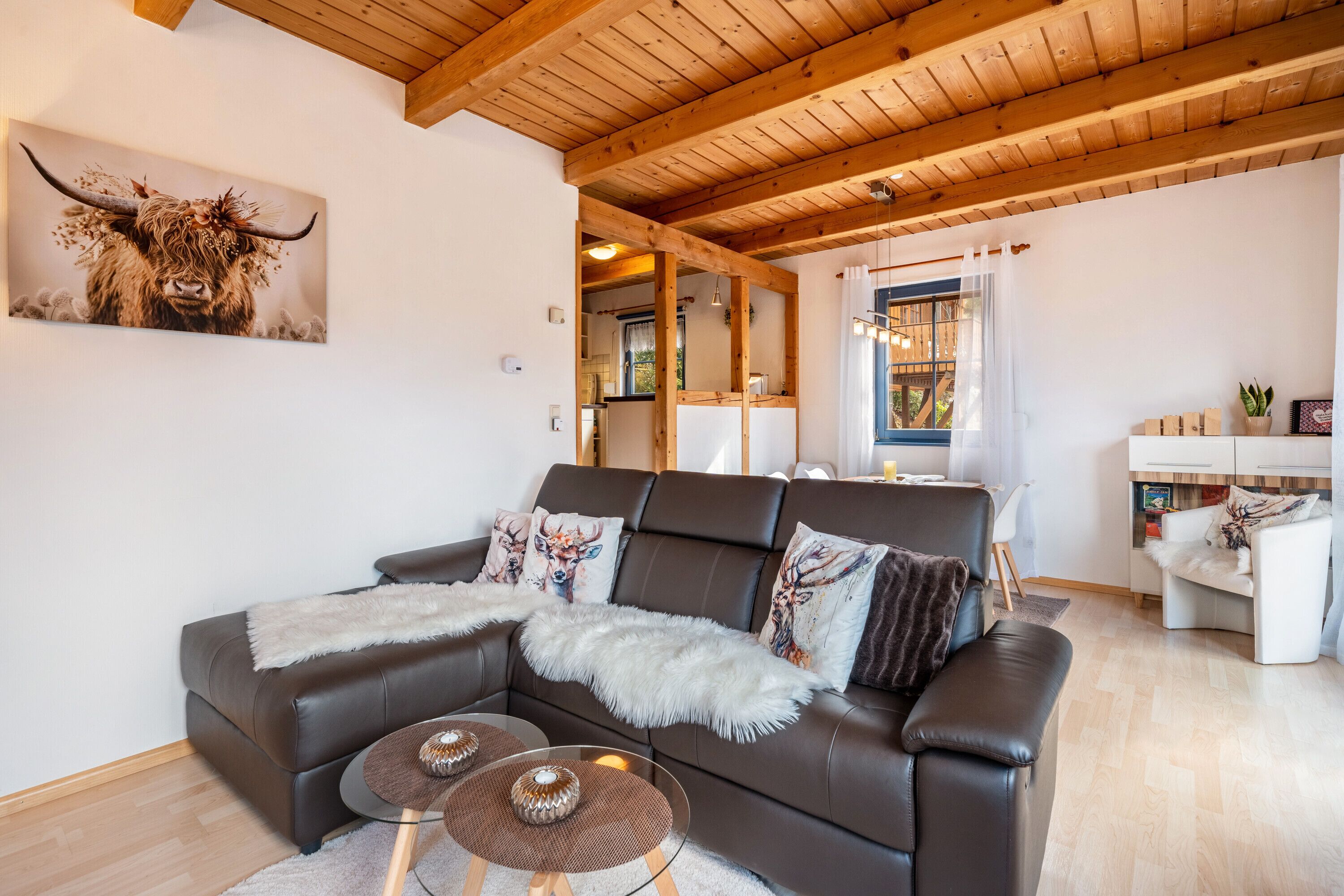 Een televisie en een open haard