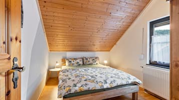 3 bedrooms, iron/ironing board, free WiFi, bed sheets