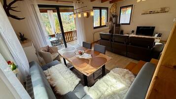 Televisión y chimenea