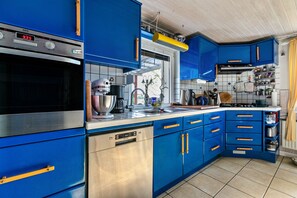 Kjøleskap, mikrobølgeovn, ovn og kokeplater