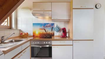 Frigorífico, horno, placa de cocina y lavavajillas