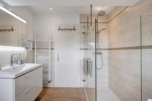 Regadera, secadora de cabello, toallas 