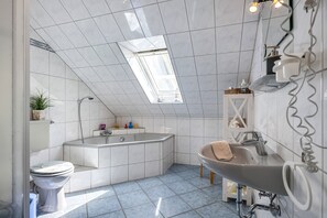 Shower, hair dryer, towels - Apartment 'Hallighof' with Sea View, Shared Garden and Wi-Fi (Hallig Langeneß)