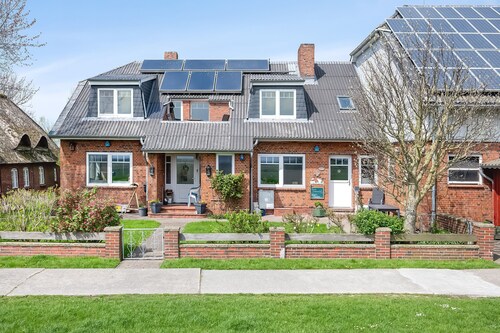 Ferienwohnung 'Hallighof' mit Meerblick, Gemeinschaftsgarten und Wi-Fi