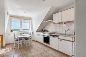 Kylskåp, mikrovågsugn, ugn och spishäll