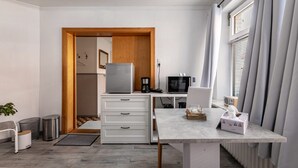 Una cocina moderna equipada con refrigerador, microondas y cafetera.