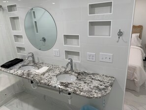 Haartrockner, Handtücher, Seife, Toilettenpapier