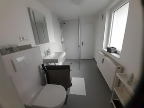 Dusche, Haartrockner, Handtücher
