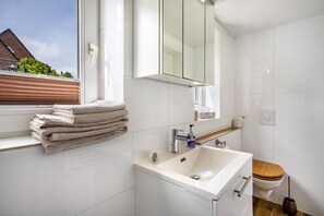 Suihku, hiustenkuivaaja, pyyhkeet