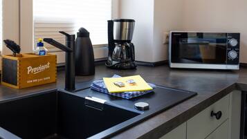 Kühlschrank, Mikrowelle, Ofen, Herdplatte