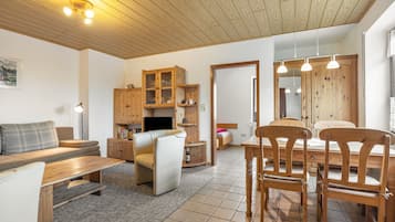 Fernseher, DVD-Player, Tischtennisplatte, Stereoanlage