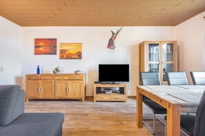 TV, DVD player, ping pong, stereo - Apartment 'Fernblick, 83 sqm' with Shared Terrace, Garden, and Wi-Fi (Bad Grund)