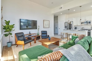 Living area - Hoboken Bright Elegant Loft – Steps to NYC (Hoboken)