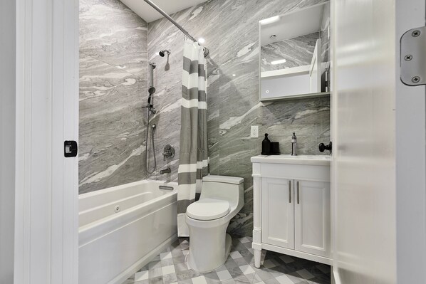 Bathroom - Hoboken Bright Elegant Loft – Steps to NYC (Hoboken)