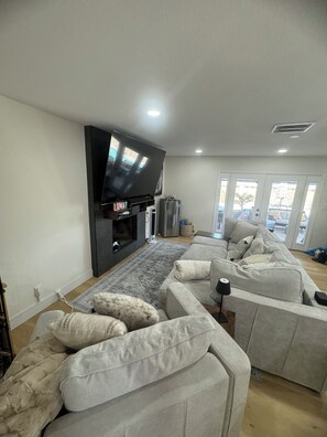 Living area - Charming 2-bedroom house with AC, WiFi in brilliant Las Vegas (Las Vegas)