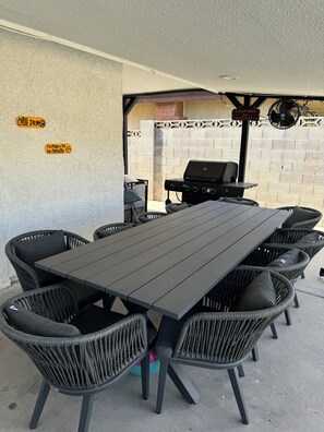 Outdoor dining - Charming 2-bedroom house with AC, WiFi in brilliant Las Vegas (Las Vegas)