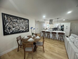 Dining - Charming 2-bedroom house with AC, WiFi in brilliant Las Vegas (Las Vegas)