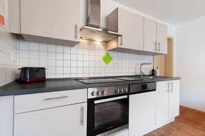 Réfrigérateur, four à micro-ondes, un four, surface de cuisson